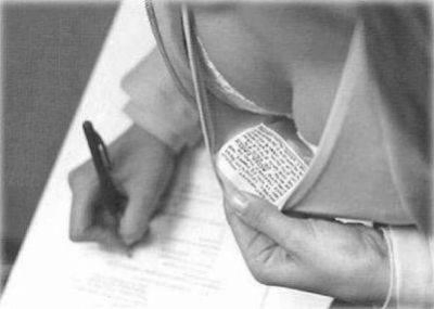 Une femme écrivant sur un morceau de papier.