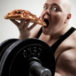 Un homme démontrant une forme physique avec une pizza et une barre.