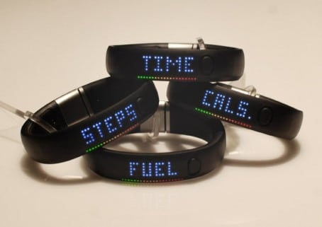 Un groupe de Nike Fuelbands avec des mots-clés de temps et de carburant conçus pour aider à perdre du poids.