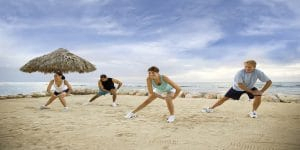 Un groupe faisant de l'exercice sur la plage.