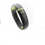 Trackers de fitness Nike, fond blanc.