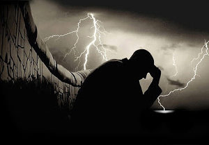 Un homme agenouillé devant un orage, projetant une forte silhouette.