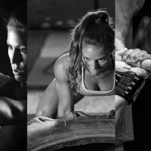 Une photo en noir et blanc d'une femme soulevant une Préparation Entrainement Athlétique.
