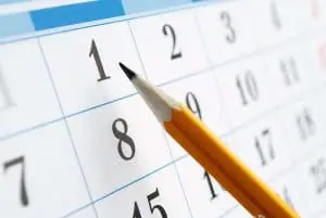 Un crayon est posé sur un calendrier.