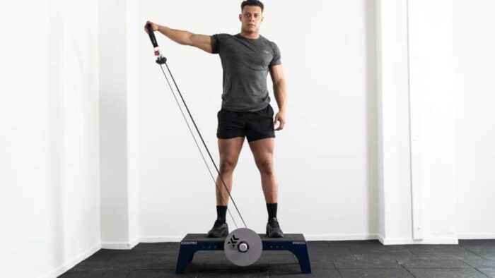 Un homme se tient debout sur une plateforme d’exercice avec une corde.