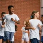 Un groupe d'enfants suivant un cours d'éducation physique dans une salle de sport.
